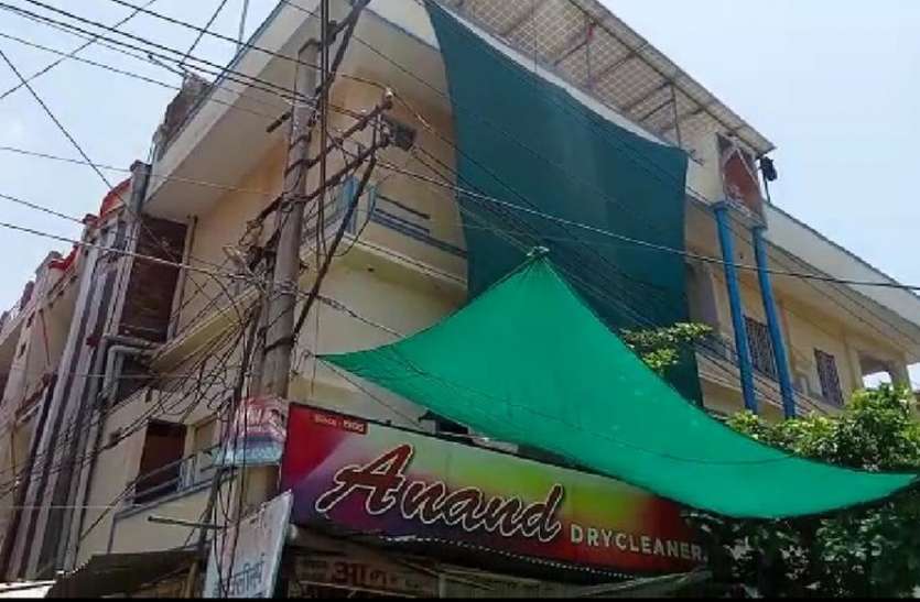 झगड़े के बाद नौकर तीन मंजिल से कूदा मालिक को एसीड के छीटें लगे तो डर के मारे तीन मंजिल से लगा दी छलांग