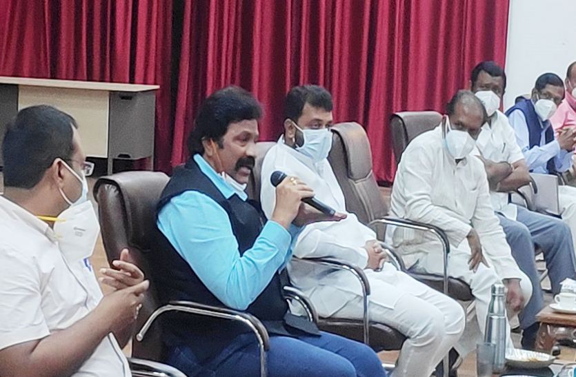 महंगे खाद-बीज बेचने वालों का लाइसेंस होगा रद्द महंगे खाद-बीज बेचने वालों का लाइसेंस होगा रद्द