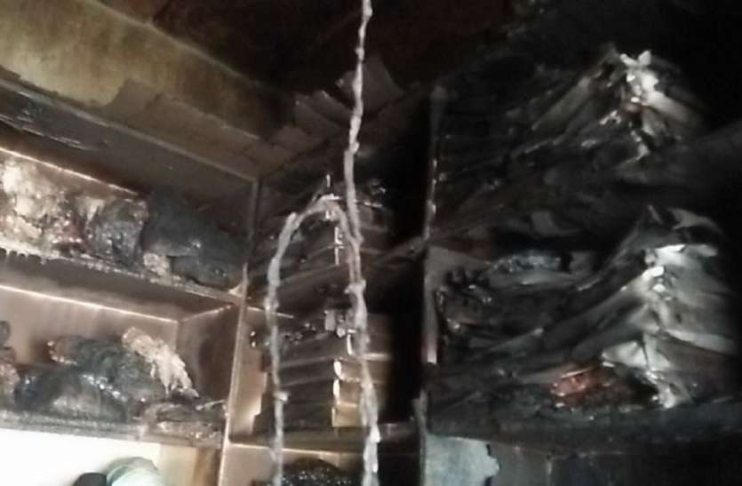दुकान से निकल रही आग की लपटें, ताला खोलकर देखा तो कपड़े जलकर हो गए थे खाक दुकान से निकल रही आग की लपटें, ताला खोलकर देखा तो कपड़े जलकर हो गए थे खाक