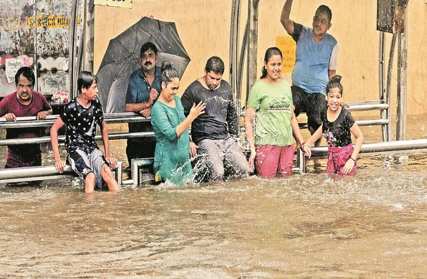 मुंबई तर-ब-तर: लोकल रुकी, बसों के रूट बदले मुंबई तर-ब-तर: लोकल रुकी, बसों के रूट बदले