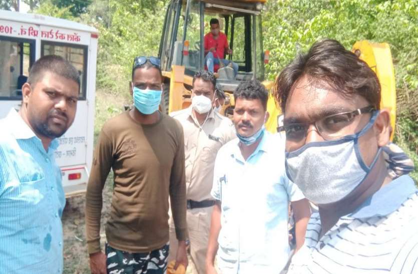 अज्ञात मृतका के शव को कंधा देने आगे आई पुलिस अज्ञात मृतका के शव को कंधा देने आगे आई पुलिस