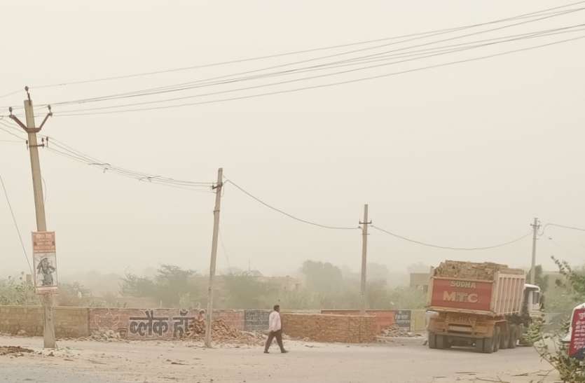 आंधी से जनजीवन हुआ अस्त व्यस्त आंधी से जनजीवन हुआ अस्त व्यस्त
