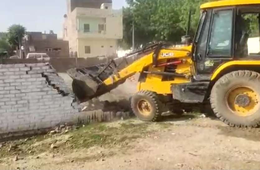 सीएम आवास योजना के तहत प्रस्तावित भूमि से हटाया अतिक्रमण सीएम आवास योजना के तहत प्रस्तावित भूमि से हटाया अतिक्रमण