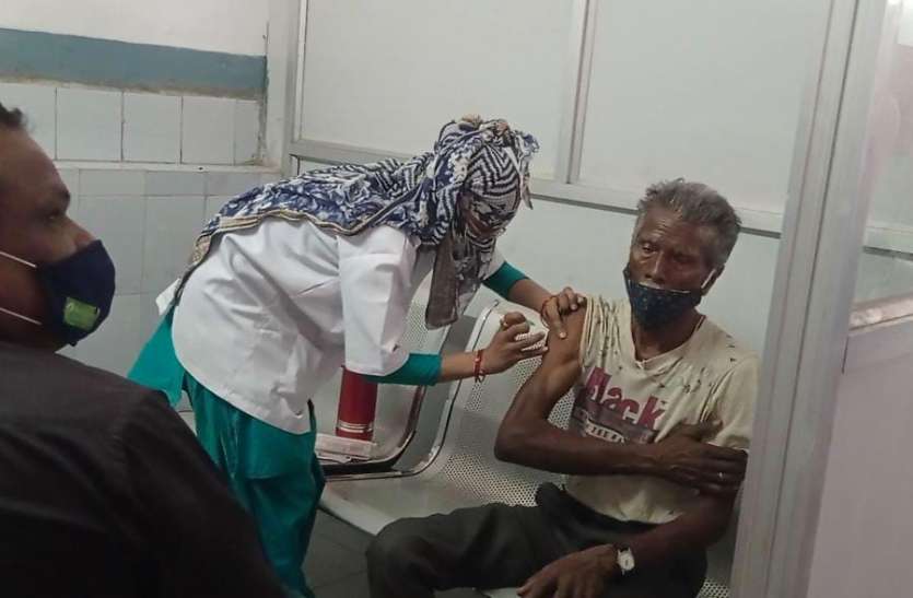 Entry will not be available inside the bank without getting the vaccine वैक्सीन लगवाए बिना बैंक के अंदर नहीं मिलेगा प्रवेश