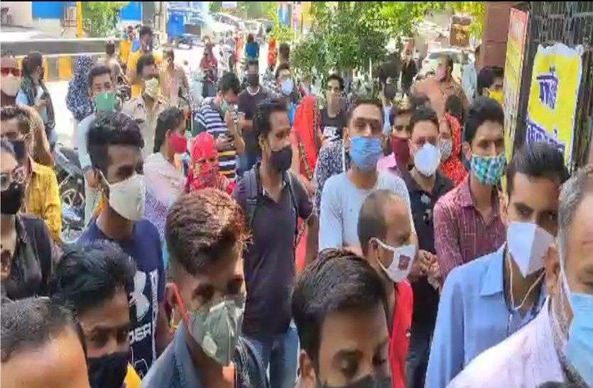 भीलवाड़ा शहर में वैक्सीन को लेकर युवाओं की उमड़ी भीड़ भीलवाड़ा शहर में वैक्सीन को लेकर युवाओं की उमड़ी भीड़