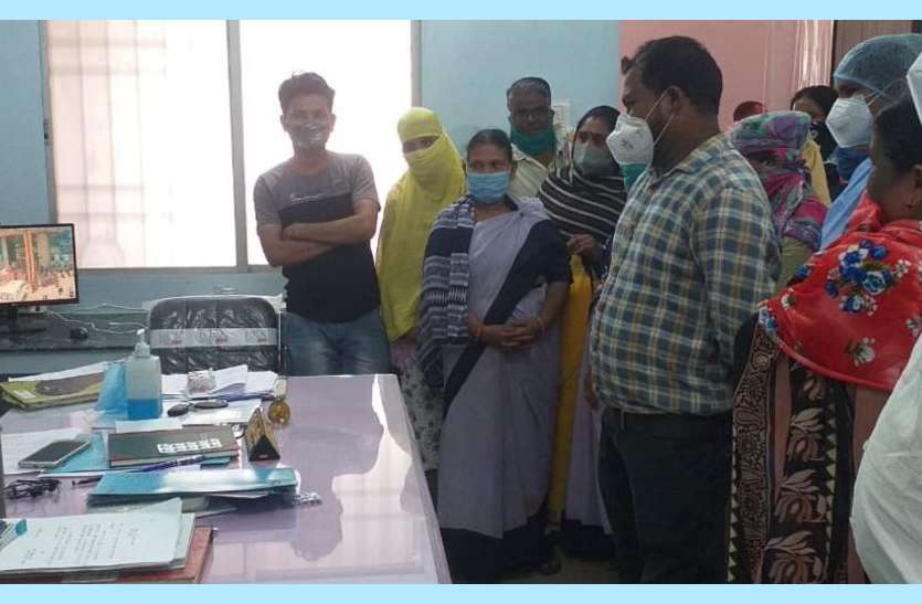विडंबना : 5 साल बाद जीवनदीप समिति के कर्मियों की पगार पहुंची पांच हजार, फिर घटाया दो हजार विडंबना : 5 साल बाद जीवनदीप समिति के कर्मियों की पगार पहुंची पांच हजार, फिर घटाया दो हजार