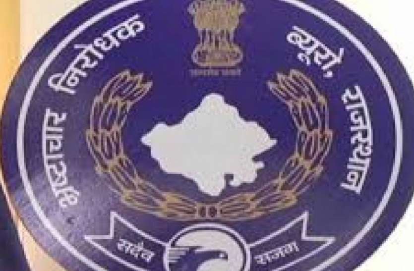 मेडिकल कॉलेज का मुख्य लेखाधिकारी 50 हजार रिश्वत लेते गिरफ्तार मेडिकल कॉलेज का मुख्य लेखाधिकारी 50 हजार रिश्वत लेते गिरफ्तार