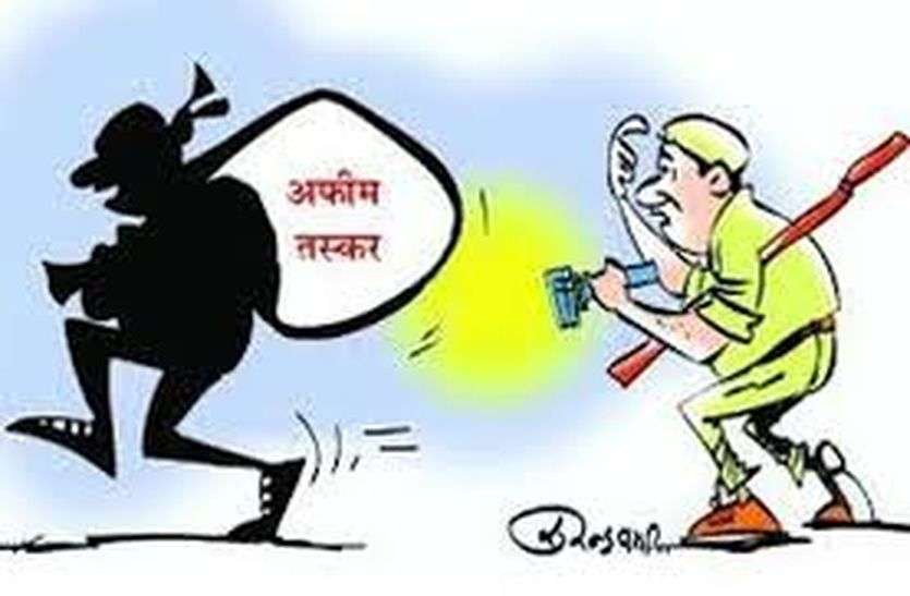 पैसों के लालच में तस्करों की कठपुतली बन रहे कुछ पुलिसकर्मी पैसों के लालच में तस्करों की कठपुतली बन रहे कुछ पुलिसकर्मी