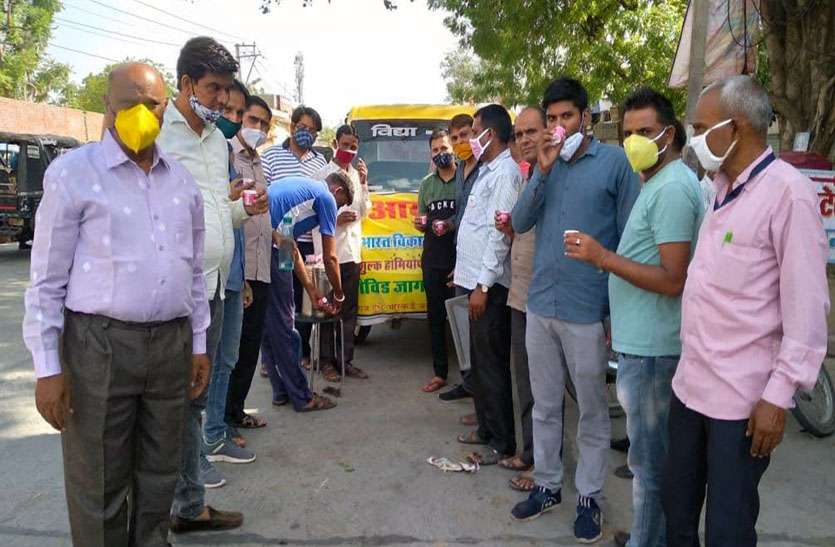 30 हजार लोगों को पिलाया आयुर्वेदिक काढ़ा 30 हजार लोगों को पिलाया आयुर्वेदिक काढ़ा