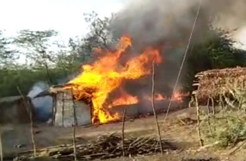 आग से चारे के टोप व सिंचाई के पाइप जले आग से चारे के टोप व सिंचाई के पाइप जले