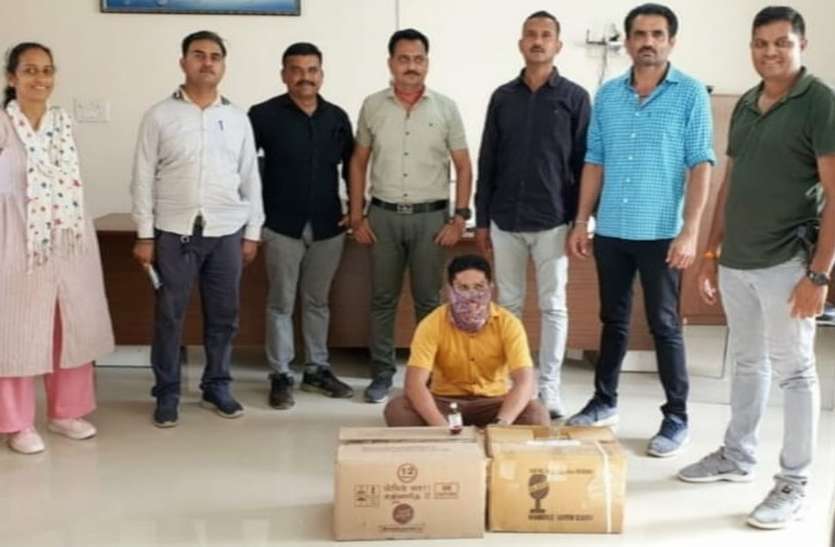 बिना डिग्री के प्रैक्टिस करते एक नकली चिकित्सक हिरासत में बिना डिग्री के प्रैक्टिस करते एक नकली चिकित्सक हिरासत में