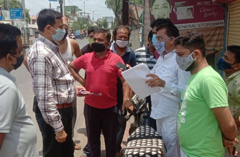 Corporation officers who came to take action on the grocery shop surrounded the former minister किराना दुकान पर कार्रवाई करने पहुंचे निगम अफसरों को घेरा, पूर्व मंत्री ने शांत कराया मामला