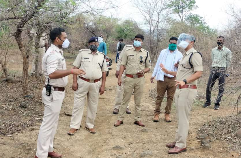 Dead body of 3 days old unknown woman found hanging in the wild जंगली में लटका मिला 3 दिन पुराना अज्ञात महिला का शव
