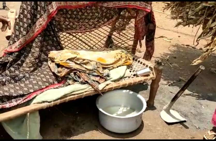 In the construction of the wall, the brother-in-law killed the sister-in-law with a shovel दीवार निर्माण में देवर ने भाभी की फावड़ा मारकर की हत्या