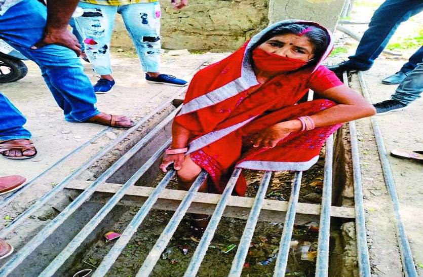 जानिए, क्या हुआ जब सडक़ पर चलते-चलते महिला अचानक से चीखने लगी! जानिए, क्या हुआ जब सडक़ पर चलते-चलते महिला अचानक से चीखने लगी!