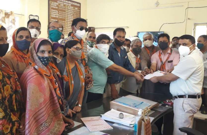 भाजपाइयों ने प्रदर्शन कर जताया रोष, राज्यपाल के नाम सौंपा ज्ञापन भाजपाइयों ने प्रदर्शन कर जताया रोष, राज्यपाल के नाम सौंपा ज्ञापन