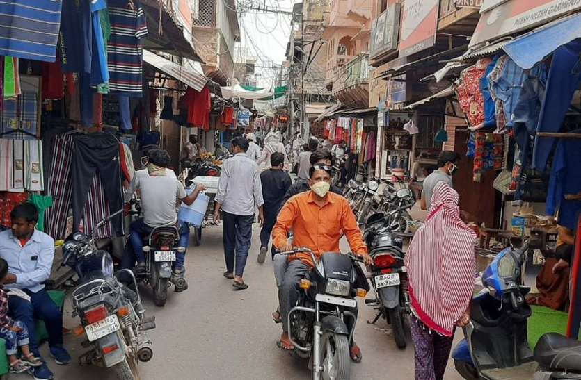 अनलॉक से खुले बाजारों में लौटी रौनक, लोगों में दिखी बेपरवाही अनलॉक से खुले बाजारों में लौटी रौनक, लोगों में दिखी बेपरवाही