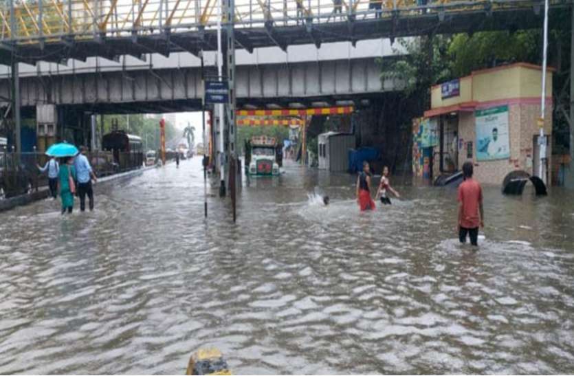 Mumbai मुंबई : मानसूनी की पहली बारिश से कई इलाकों में भरा पानी, ट्रैफिक जाम और ट्रेनें बंद, हाई टाइड की चेतावनी