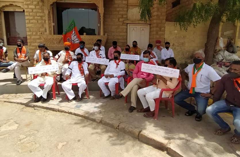 जयपुर ग्रेटर नगरनिगम महापौर के निलंबन पर जताया रोष जयपुर ग्रेटर नगरनिगम महापौर के निलंबन पर जताया रोष