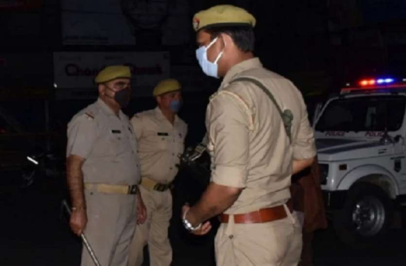 जैसे ही कंट्रोल रूम पर हेड कांस्टेबल के घर को बम से उड़ाने की दी धमकी, पुलिस महकमे में मचा हड़कंप जैसे ही कंट्रोल रूम पर हेड कांस्टेबल के घर को बम से उड़ाने की दी धमकी, पुलिस महकमे में मचा हड़कंप