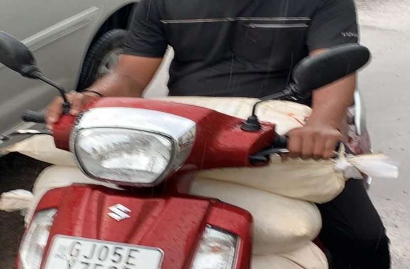 लोगों ने स्कूटर पर शराब तस्करी कर रहे बूटलेगर को पकड़ा लोगों ने स्कूटर पर शराब तस्करी कर रहे बूटलेगर को पकड़ा