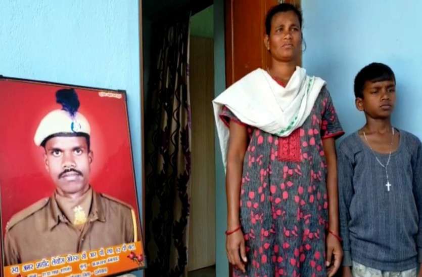martyr_wife_1.jpg ताड़मेटला में 11 साल पहले शहीद पति को याद कर पत्नी बोली- बेटी ले शहादत का बदला