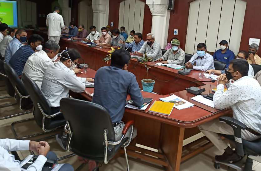 मनरेगा के तहत जिले में लगाए जाएंगे दो लाख से अधिक पौधे मनरेगा के तहत जिले में लगाए जाएंगे दो लाख से अधिक पौधे