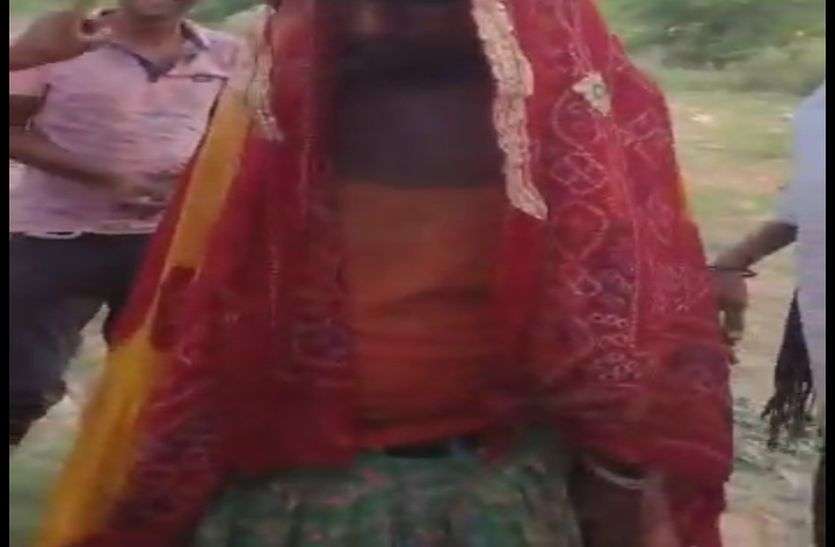 लड़की भगाने पर नाबालिग को महिलाओं के कपड़े पहनाकर मांग में भरा सिंदूर, जंजीर से बांधकर मांगे 90 हजार रुपए लड़की भगाने पर नाबालिग को महिलाओं के कपड़े पहनाकर मांग में भरा सिंदूर, जंजीर से बांधकर मांगे 90 हजार रुपए
