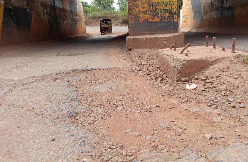 गैस पाइप लाइन बिछाने में बरती जा रही गंभीर लापरवाही क्षतिग्रस्त सड़क तीन साल बाद भी नहीं हुई दुरुस्त