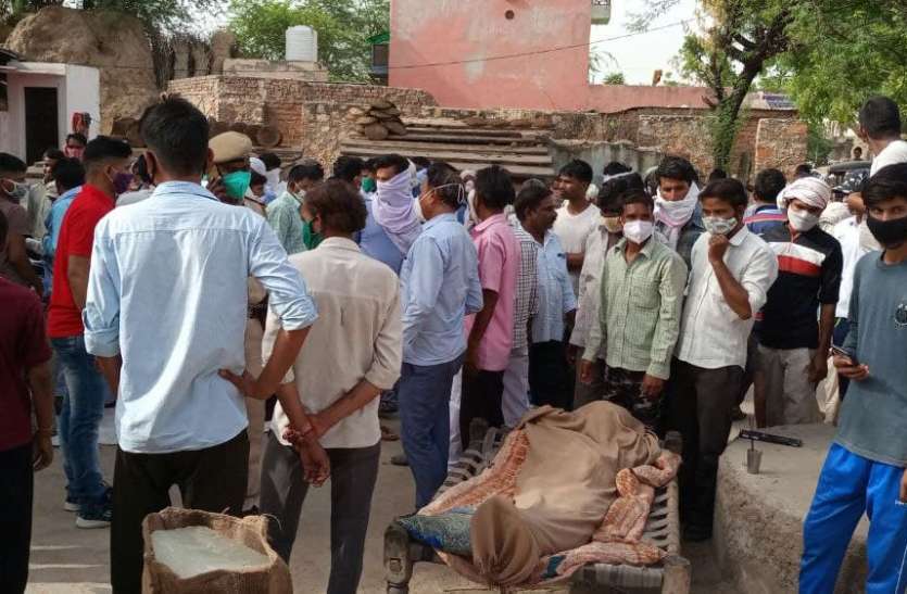ससुराल में युवक की हत्या, शव के साथ किया प्रदर्शन ससुराल में युवक की हत्या, शव के साथ किया प्रदर्शन