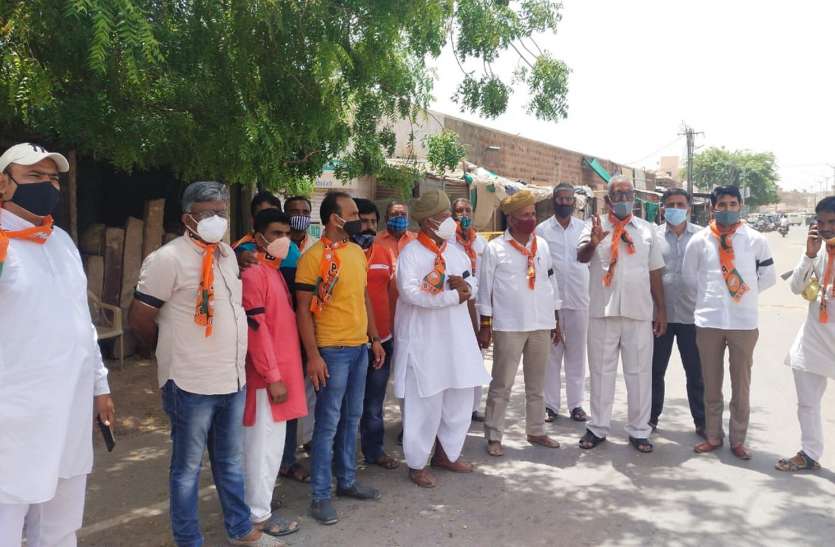 सरकार पर लगाया लोकतंत्र की हत्या का आरोप, किया विरोध प्रदर्शन सरकार पर लगाया लोकतंत्र की हत्या का आरोप, किया विरोध प्रदर्शन