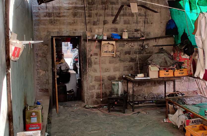 भवन के पत्थर टूटकर दुकान पर गिरे, शेड व पंखा हुआ क्षतिग्रस्त भवन के पत्थर टूटकर दुकान पर गिरे, शेड व पंखा हुआ क्षतिग्रस्त
