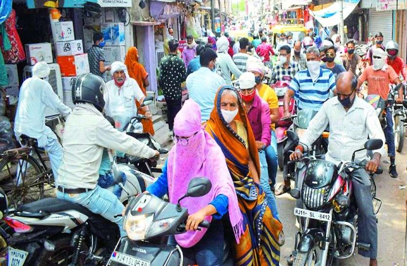 छूट में उमड़ी भीड़, नहीं दिखी गाइडलाइन की पालना छूट में उमड़ी भीड़, नहीं दिखी गाइडलाइन की पालना