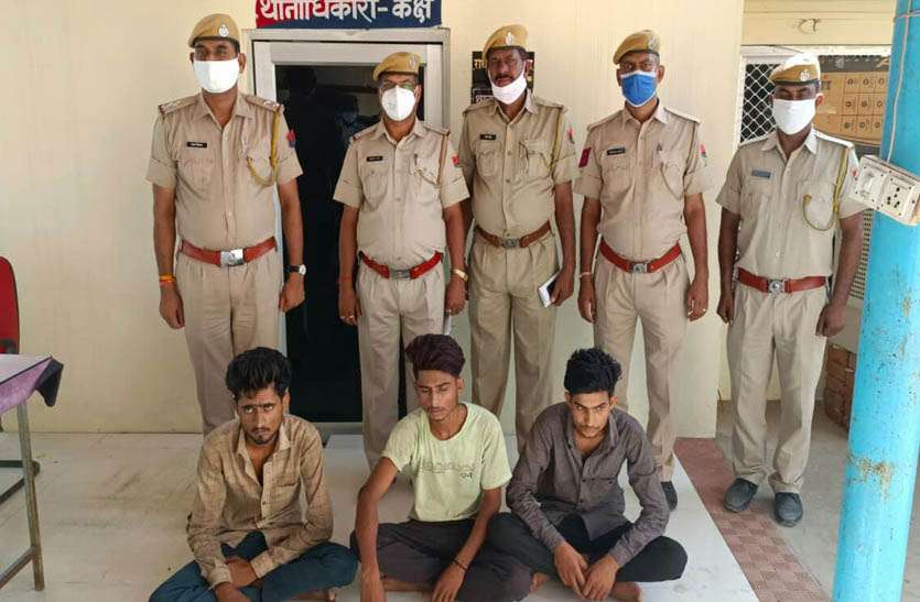 ट्रैक्टर रोककर चालक से लूट के आरोपी को किया गिरफ्तार ट्रैक्टर रोककर चालक से लूट के आरोपी को किया गिरफ्तार