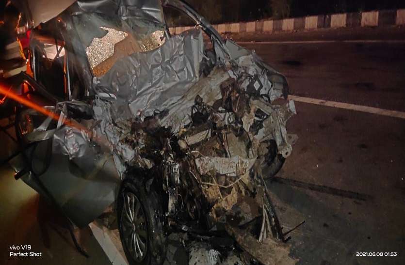 ट्रक की टक्कर से दो युवकों की मौत, बुरी तरह फंसे शवों को निकालने में छूटे पसीने ट्रक की टक्कर से दो युवकों की मौत, बुरी तरह फंसे शवों को निकालने में छूटे पसीने