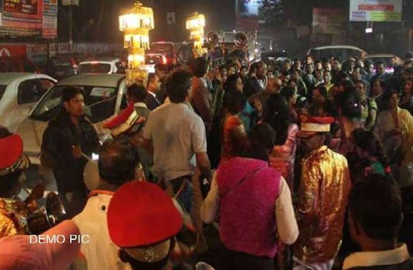 खाना खाने को लेकर बारातियों और घरातियों में मारपीट, तोड़ी गाड़ी, जेवरात लेकर भागने का आरोप खाना खाने को लेकर बारातियों और घरातियों में मारपीट, तोड़ी गाड़ी, जेवरात लेकर भागने का आरोप