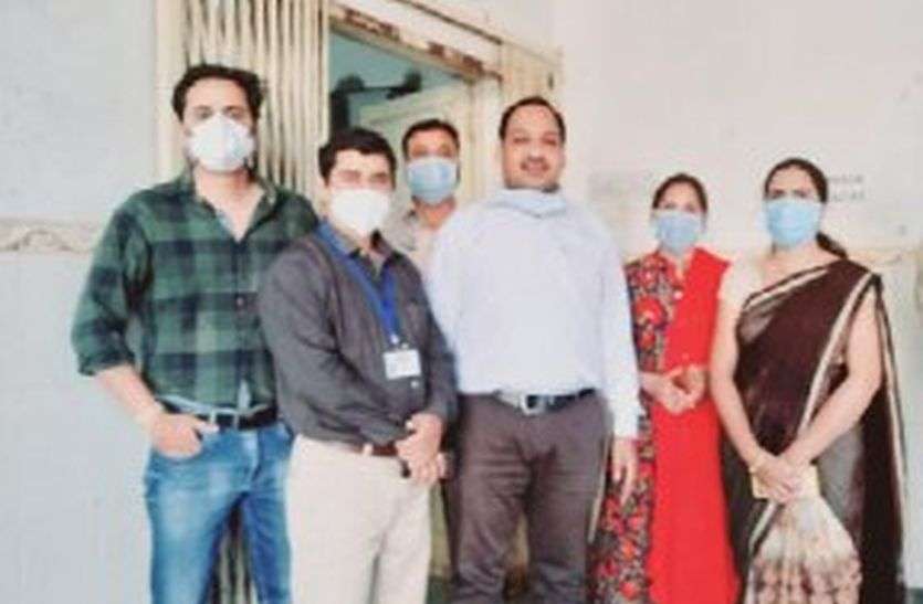 टीम मेडिसीन: ना रात देखी ना दिन, फोन की घंटी बजी तो दौड़ पड़े दवाइयां उपलब्ध करवाने टीम मेडिसीन: ना रात देखी ना दिन, फोन की घंटी बजी तो दौड़ पड़े दवाइयां उपलब्ध करवाने