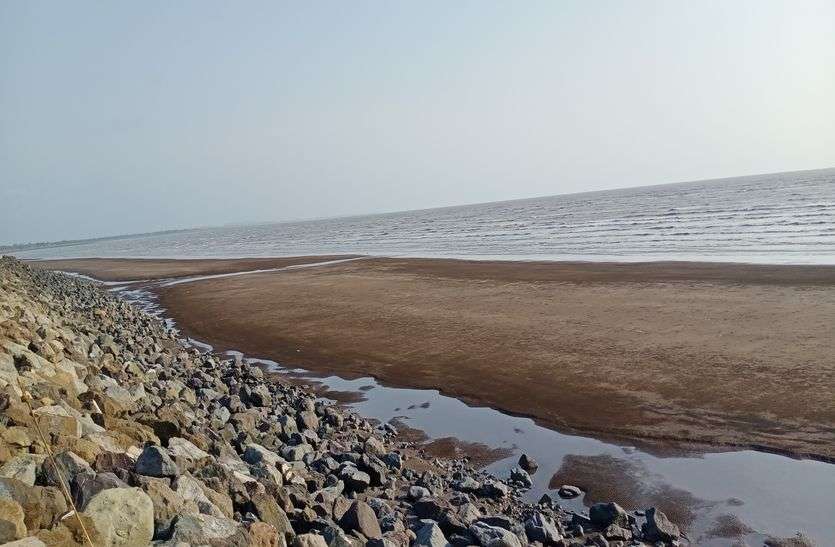 famous beaches in india famous beaches in gujrat इस बीच पर कुछ ऐसा है खास कि वीकेंड पर उमड़ पड़ते हैं टूरिस्ट