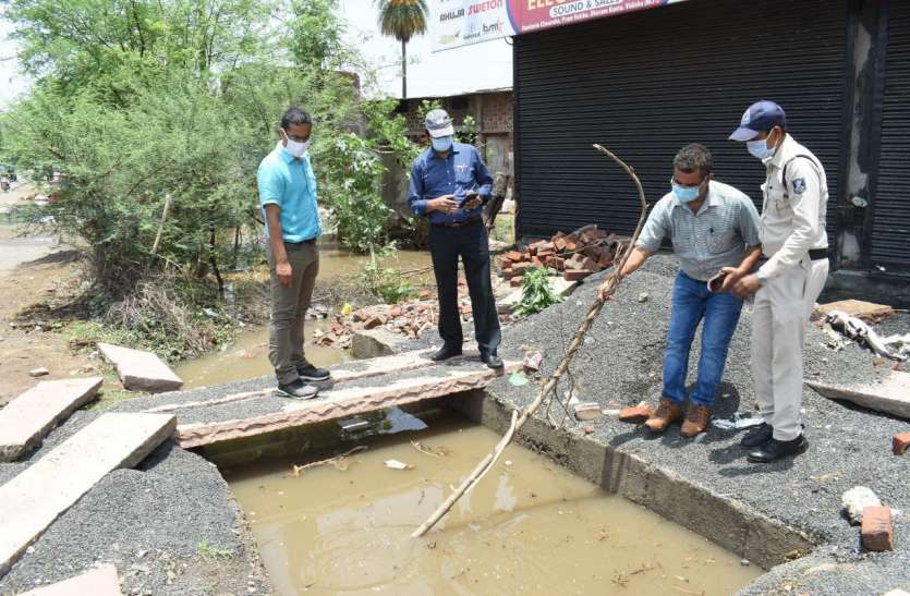 एसडीएम ने टटोला नाला, कलेक्टर निकले तो सामने आई असलियत एसडीएम ने टटोला नाला, कलेक्टर निकले तो सामने आई असलियत