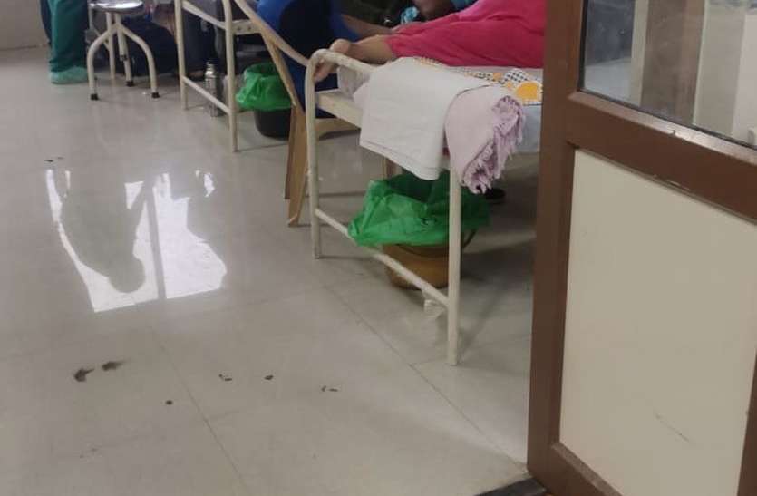 कोरोना वार्ड है या जनरल वार्ड, यहां कोरोना मरीजों के साथ एक पलंग पर लेट रहे तिमारदार कोरोना वार्ड है या जनरल वार्ड, यहां कोरोना मरीजों के साथ एक पलंग पर लेट रहे तिमारदार