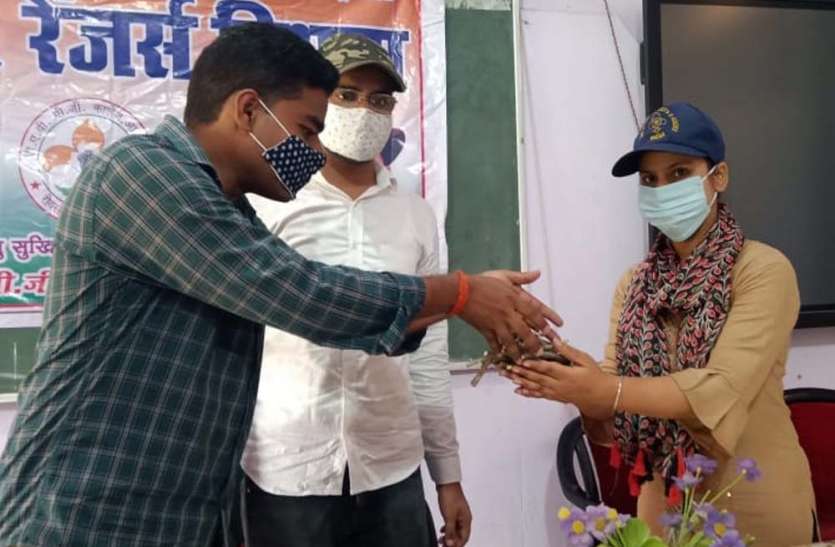 गिलोय का वितरण करते संगठन के लोग मस्तिष्क का संतुलन बनाए रखना है तो जरूर करें योग: रवि प्रकाश