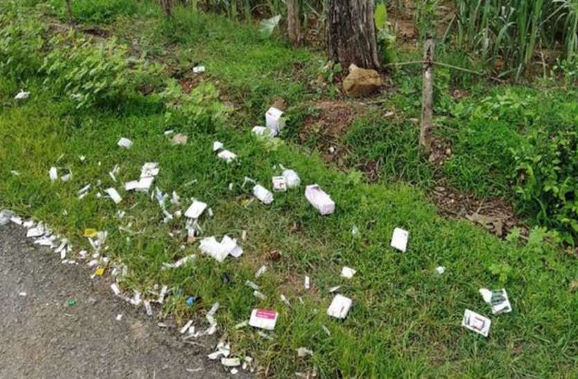संक्रमण का खतरा बढ़ा रहा झील किनारे पड़ा बायो मेडिकल कचरा संक्रमण का खतरा बढ़ा रहा झील किनारे पड़ा बायो मेडिकल कचरा