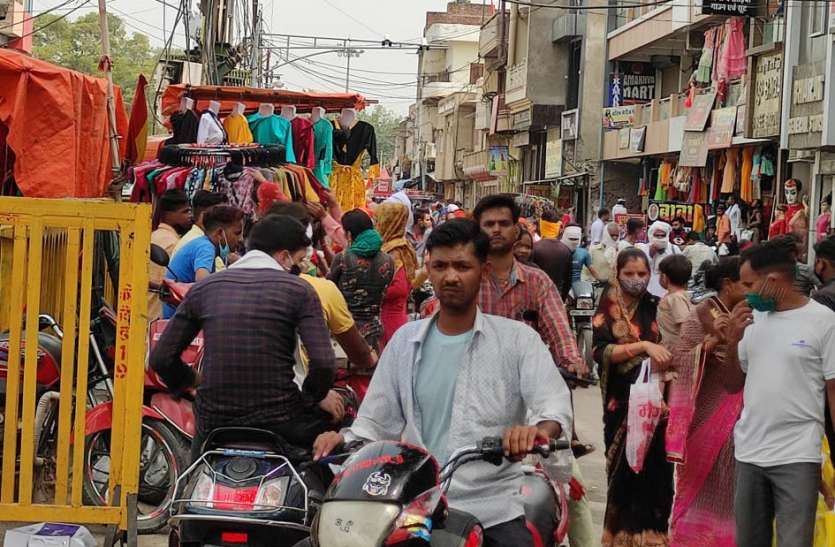 बेकाबू भीड़ के बावजूद आज से खुलेंगे पूरे बाजार बेकाबू भीड़ के बावजूद आज से खुलेंगे पूरे बाजार