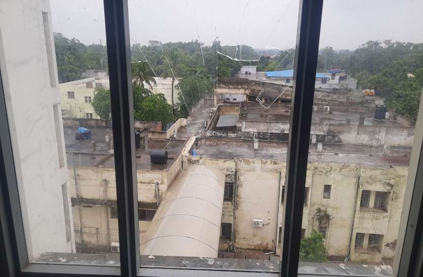 नवजात ने तोड़ा दम, पीड़ित पिता जिला अस्पताल की चौंथी मंजिल से गिरा नवजात ने तोड़ा दम, पीड़ित पिता जिला अस्पताल की चौंथी मंजिल से गिरा