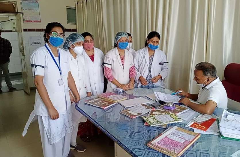 स्वास्थ्यकर्मियों ने बांधी काली पट्टी, किया प्रदर्शन स्वास्थ्यकर्मियों ने बांधी काली पट्टी, किया प्रदर्शन