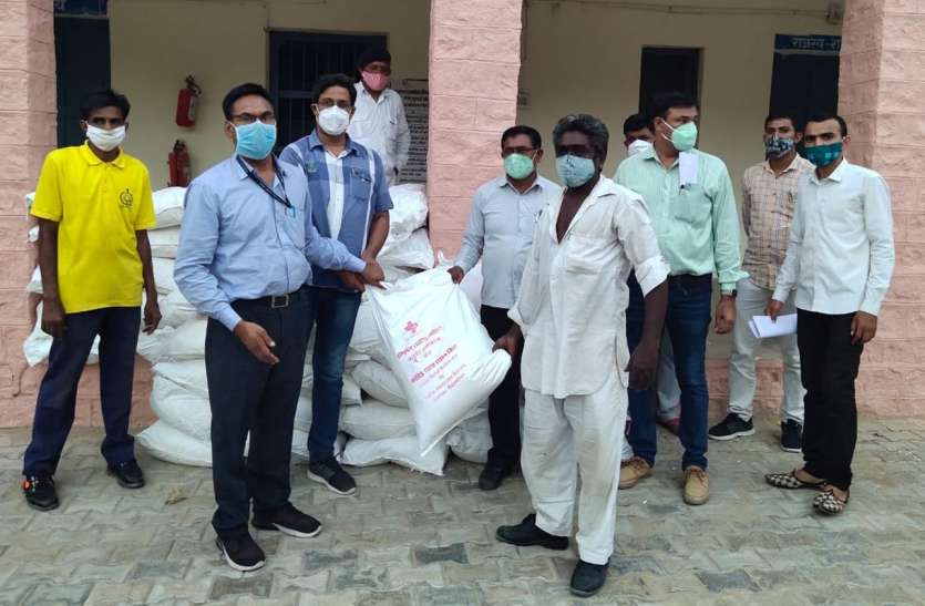 लोक कलाकार परिवारों को बांटी राहत सामग्री लोक कलाकार परिवारों को बांटी राहत सामग्री