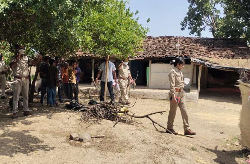br1106-301.jpg robbery and murder : खेत पर बने मकान में सो रहे परिवार पर हमला, डेढ़ लाख लूटे, बेटे की मौत, माता-पिता घायल