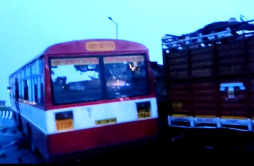 Bus accident आगरा में खड़े कैंटर में घुसी यात्रियों से भरी रोडवेज बस, चार की मौत दर्जनभर घायल