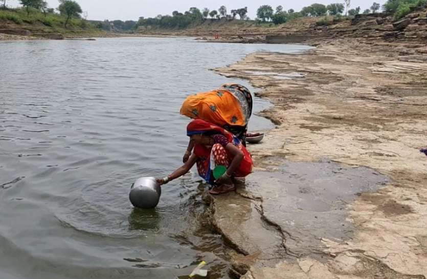 Helpless forced to drink the contaminated water of the river बेबस नदी का दूषित पानी पीने के लिए विवश