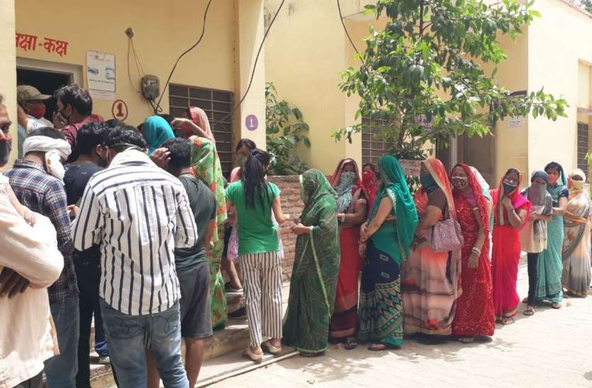 वैक्सीनेशन के लिए बारी का इंतजार, गर्मी में लगी लम्बी कतार वैक्सीनेशन के लिए बारी का इंतजार, गर्मी में लगी लम्बी कतार